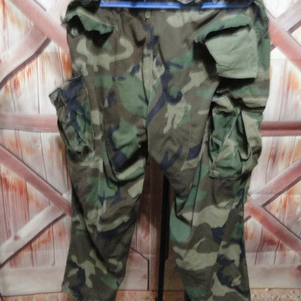 Woodland Camo cargo pants, Military vintage, EUC~Button front~reenforced…